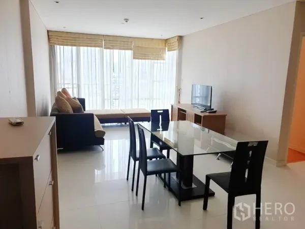 คอนโด ให้เช่าหรือขายในWatthana, Bangkok - ห้องนั่งเล่นและรับประทานอาหารสว่างด้วยหน้าต่างเต็มบาน โต๊ะกระจก โซฟา และวิวเมือง