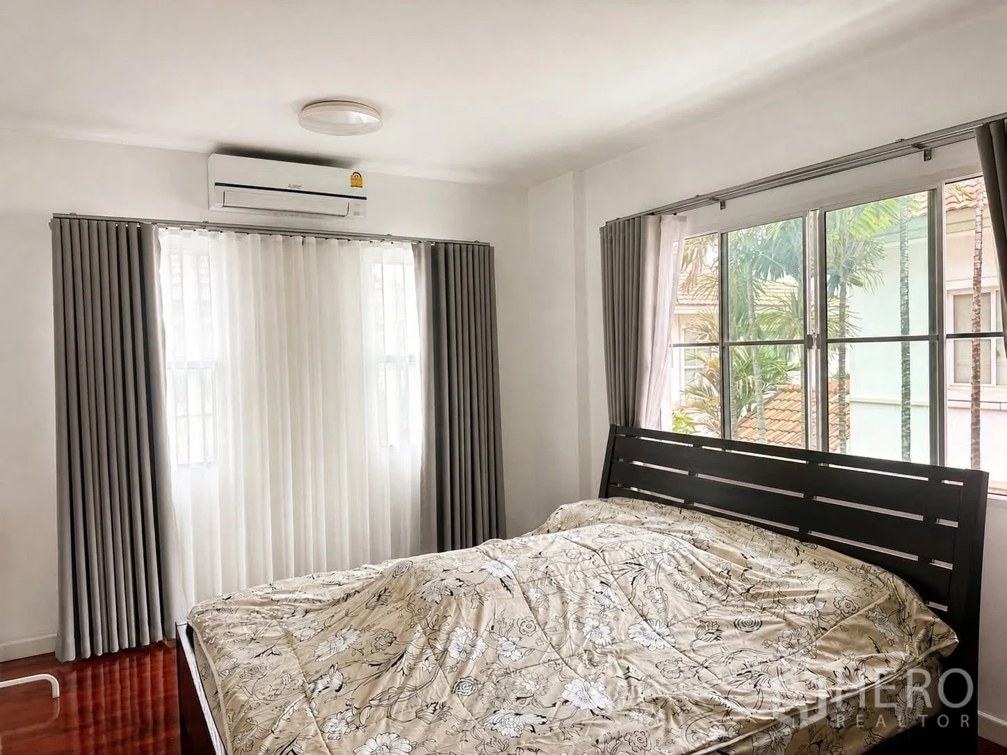 บ้านเดี่ยว for rent in Prawet, Bangkok - ห้องนอนพร้อมเตียง เครื่องปรับอากาศ ม่านทึบและโปร่ง มองเห็นสวน