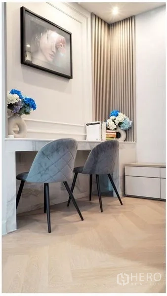 คอนโด ให้เช่าหรือขาย - มุมทำงานบิวท์อิน เก้าอี้กำมะหยี่สองตัว และผนังตกแต่งร่องลาย