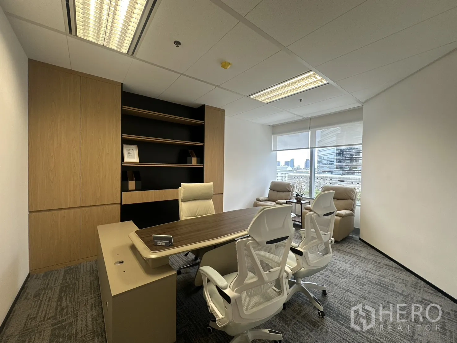 办公室 for rent in Pathum Wan, Bangkok - 行政办公室配木质办公桌、书架及窗边躺椅。