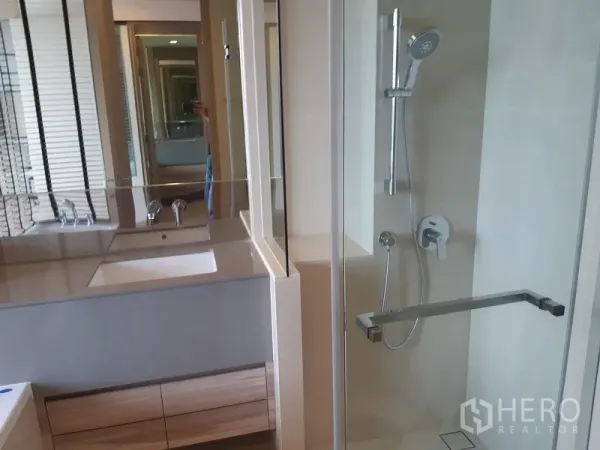 公寓 出租或出售在Watthana, Bangkok - 当代风格浴室，玻璃淋浴间与宽大梳妆镜。