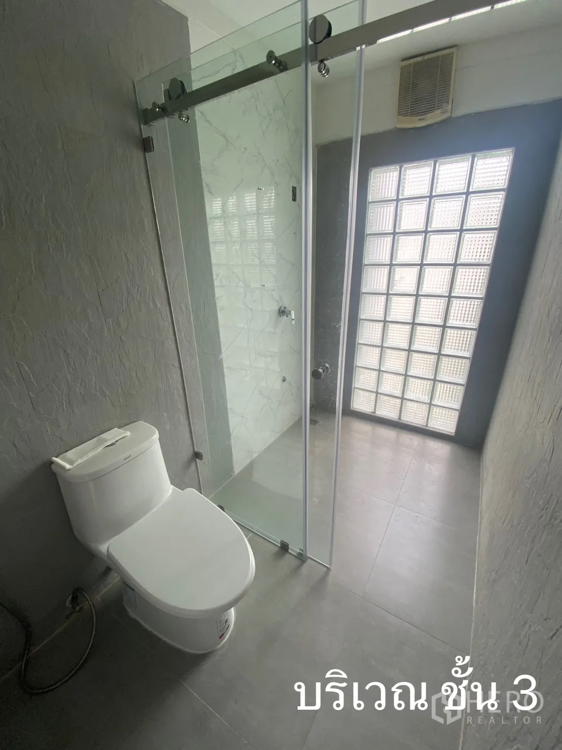 店屋 出租在Watthana, Bangkok - 当代卫浴，玻璃淋浴间与玻璃砖窗。