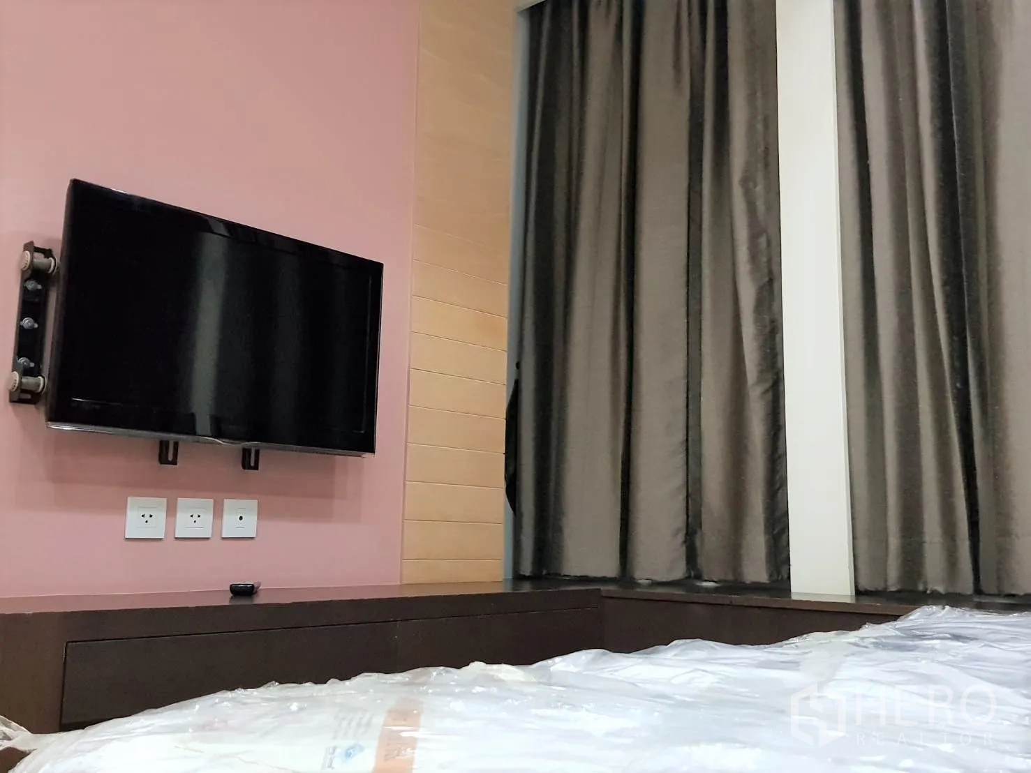คอนโด ให้เช่าในKhlong Toei, Bangkok - ผนังห้องนอนใหญ่ติดทีวีจอแบน และผ้าม่านทึบแสง