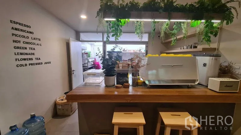 บ้าน ให้เช่าในWatthana, Bangkok - เคาน์เตอร์บาร์สไตล์คาเฟ่ เครื่องชงเอสเปรสโซและไม้แขวนต้นไม้