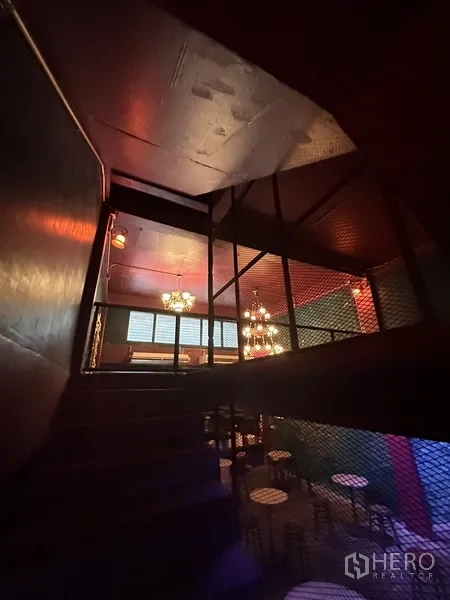 พื้นที่ขายปลีก ให้เช่า - บันไดขึ้นชั้นลอย ราวเหล็กตาข่าย และไฟสไตล์อินดัสเทรียล