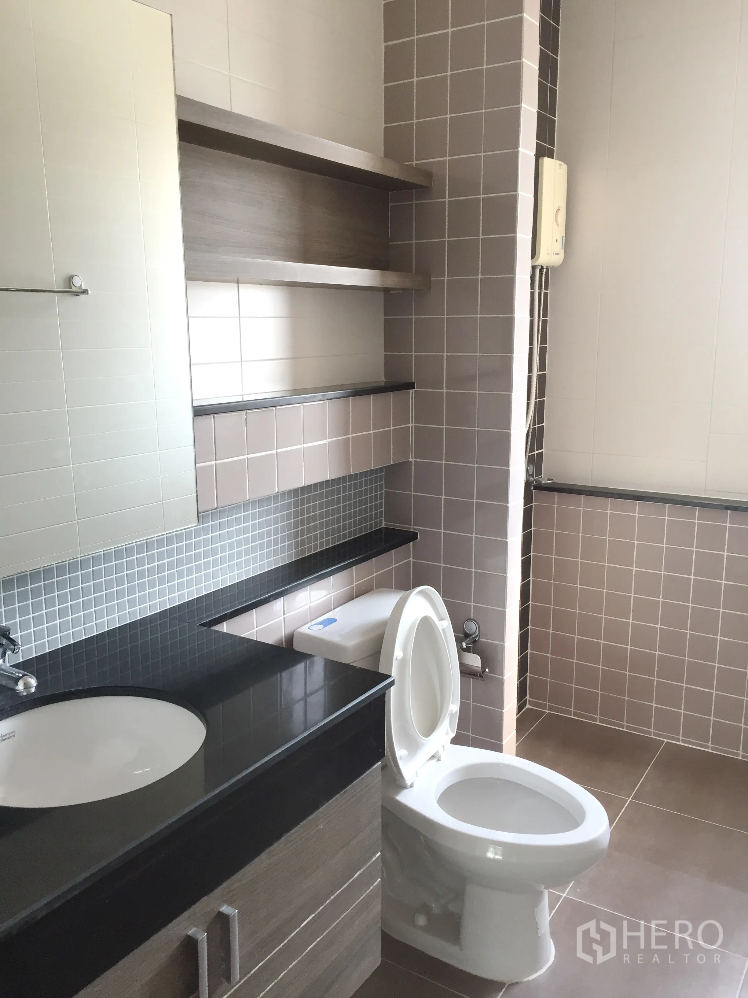 ทาวน์เฮาส์ ให้เช่าหรือขายในPhra Khanong, Bangkok - ห้องน้ำเคาน์เตอร์ท็อปหินดำ ตู้เก็บของ และผนังปูกระเบื้อง