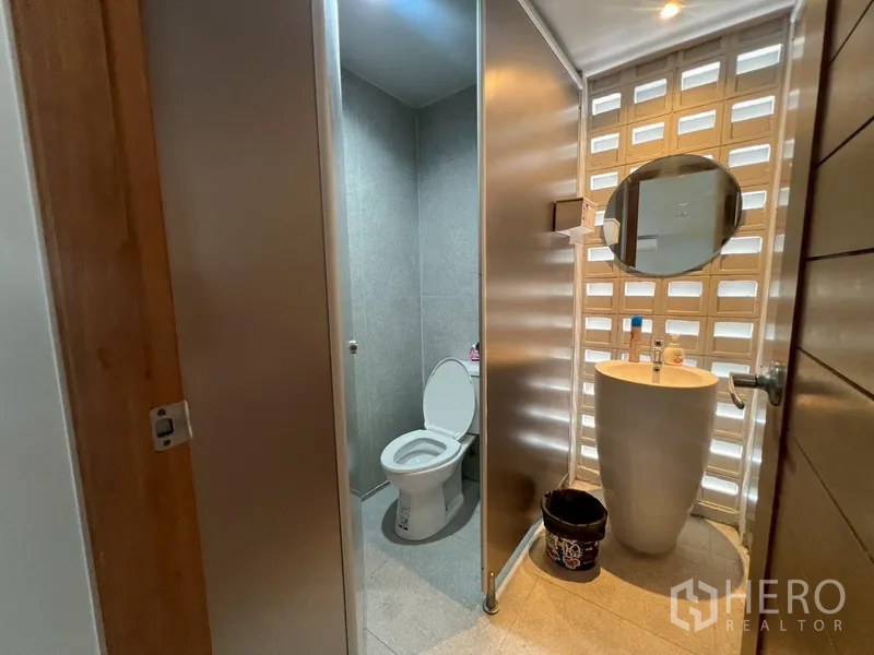 带办公室的家 出租或出售在Phra Khanong, Bangkok - 小型卫生间，立式台盆与独立马桶间