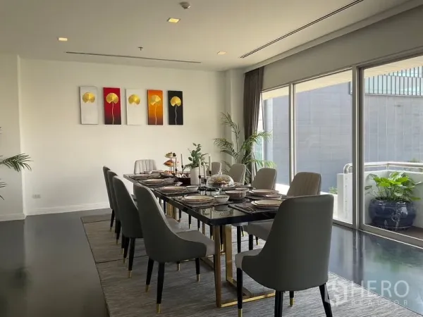 房间 出租在Sathon, Bangkok - 优雅餐厅，长餐桌与软包椅，整面落地窗。