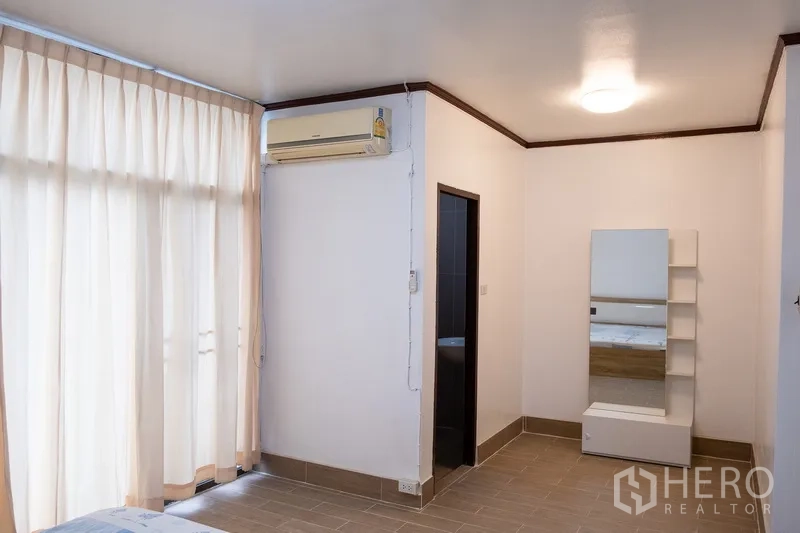 สำนักงานที่บ้าน ให้เช่าในKhlong Toei, Bangkok - มุมห้องนอนมีทางเข้าห้องน้ำในตัว กระจกยืนและชั้นวาง