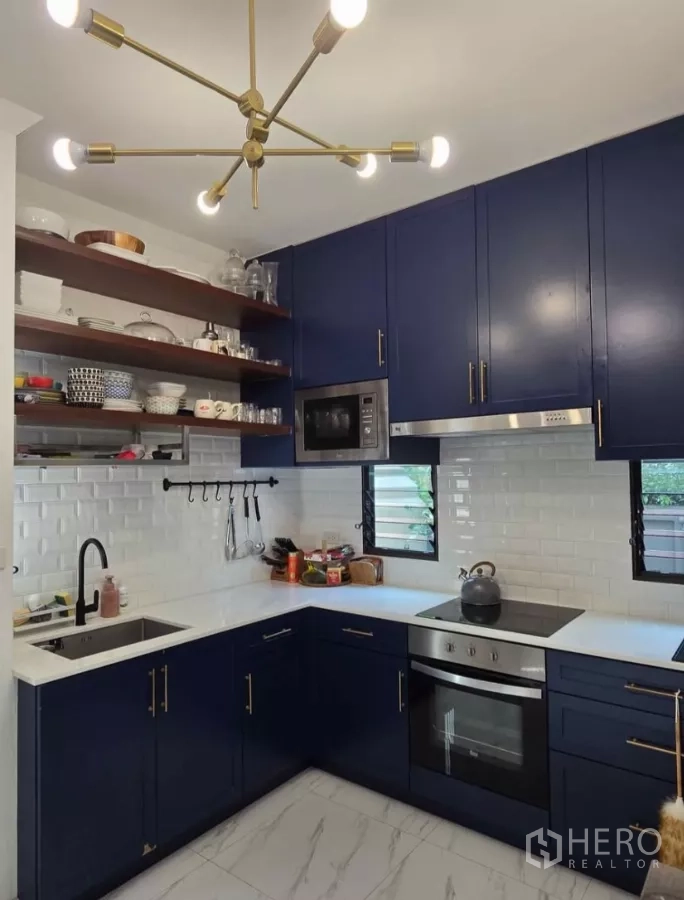 独立式住宅 出租在Bang Phli, Samut Prakan - U 形厨房，海军蓝橱柜、白色地铁砖、烤箱与开放层架