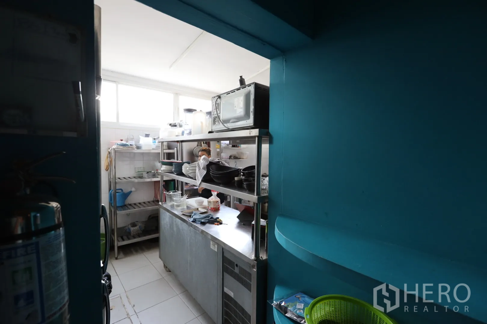 店屋 出租或出售在Khlong Toei, Bangkok - 商用厨房，配不锈钢操作台、置物架与采光窗