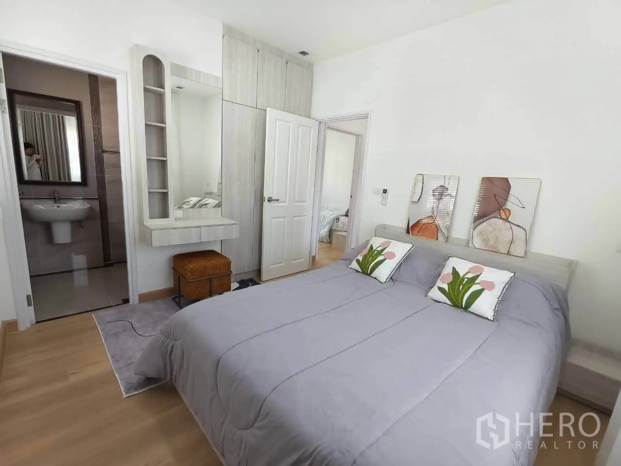 Detached House for rent in Bang Phli, Samut Prakan - Bedroom with double bed, built-in wardrobe, vanity, and an ensuite bathroom.