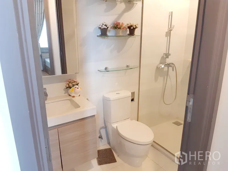 คอนโด ให้เช่าในKhlong Toei, Bangkok - ห้องน้ำสะอาดพร้อมอ่างล้างหน้า โถสุขภัณฑ์ และตู้ shower แบบกระจก