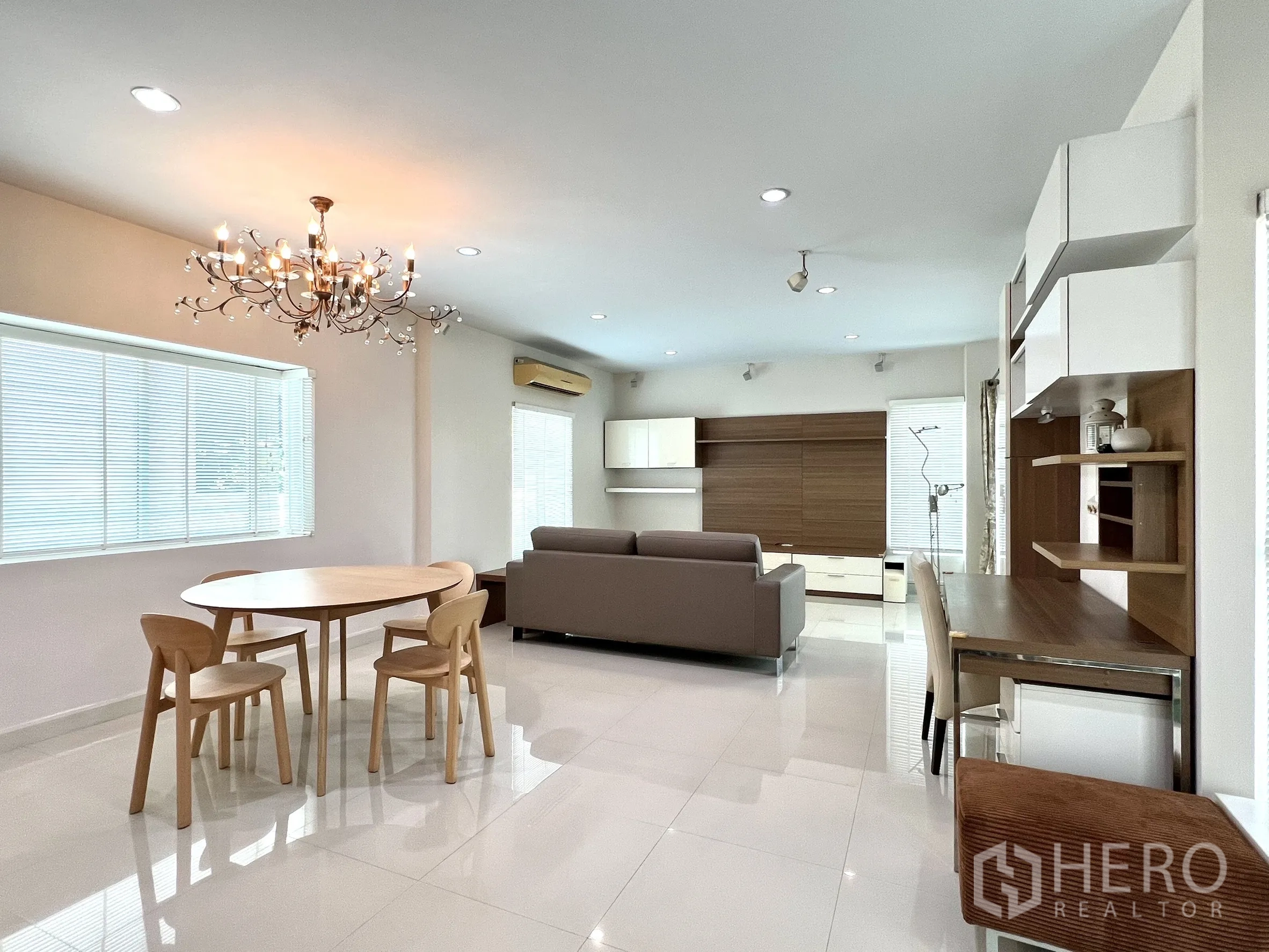 บ้าน ให้เช่าหรือขายในSaphan Sung, Bangkok - พื้นที่นั่งเล่นกว้าง โต๊ะทานข้าวทรงกลม โซฟา และตู้ติดผนัง