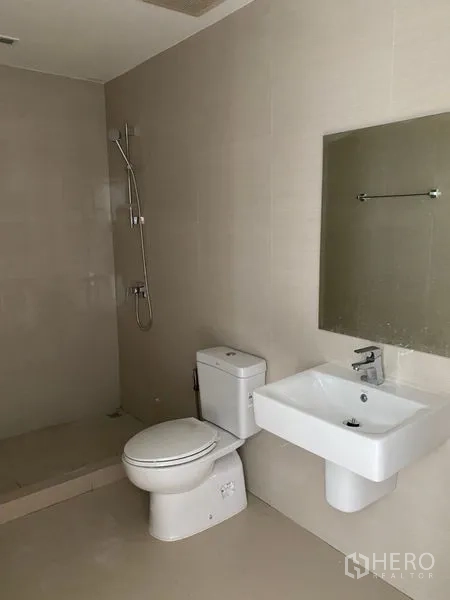 Home Office for rent in Wang Thonglang, Bangkok - Bathroom with walk-in shower, toilet and wall-mounted sink.