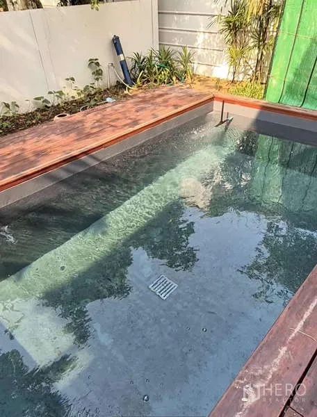 独立式住宅 出租在Bang Kruai, Nonthaburi - 花园旁的私家戏水池，清澈水面。