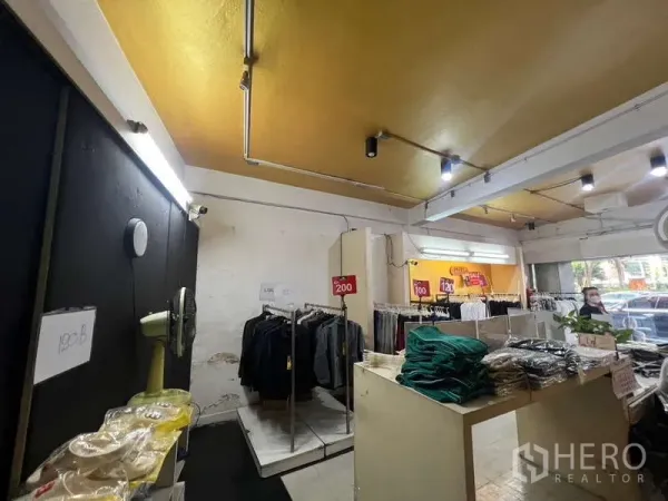 พื้นที่ขายปลีก ให้เช่าในKhlong Toei, Bangkok - พื้นที่ค้าปลีกชั้นล่าง มีราวแขวนเสื้อ เคาน์เตอร์ และไฟสปอตไลต์