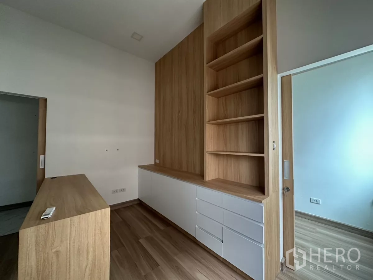 零售空间 出租在Phra Khanong, Bangkok - 定制木质搁架与底柜，配滑门的房间。