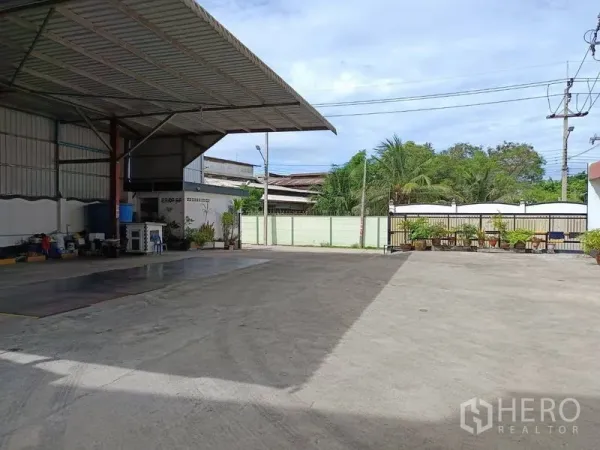 工厂 出售在Ban Phaeo, Samut Sakhon - 带顶装卸区与地磅的混凝土大院，面向大门入口