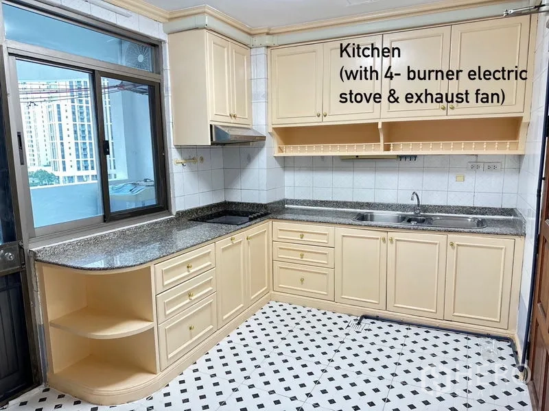 公寓 出租在Watthana, Bangkok - 封闭式L形厨房，米色橱柜、花岗岩台面、电炉与抽油烟机