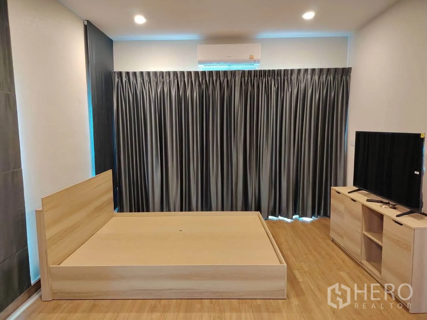 บ้านเดี่ยว for rent or sale in Prawet, Bangkok - ห้องนอนพร้อมเตียง ทีวีบนตู้ ผ้าม่านทึบ ไฟดาวน์ไลต์ และแอร์