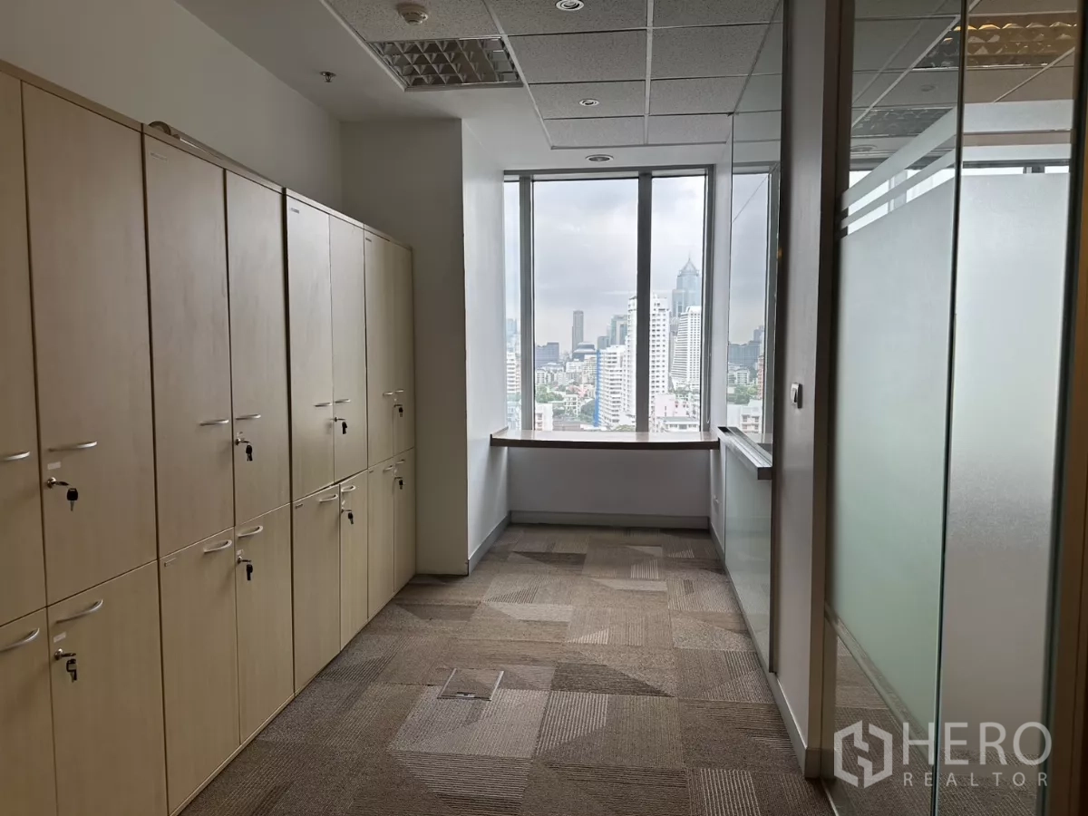 สำนักงาน ให้เช่าในWatthana, Bangkok - โถงตู้เก็บของยาว มองออกหน้าต่างเห็นวิวสกายไลน์กรุงเทพฯ