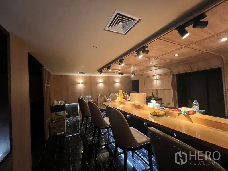 พื้นที่ขายปลีก ให้เช่าในBang Rak, Bangkok - โซนบาร์เพดานไม้ ไฟดาวน์ไลต์ พื้นสีเข้มและที่นั่งสูง.