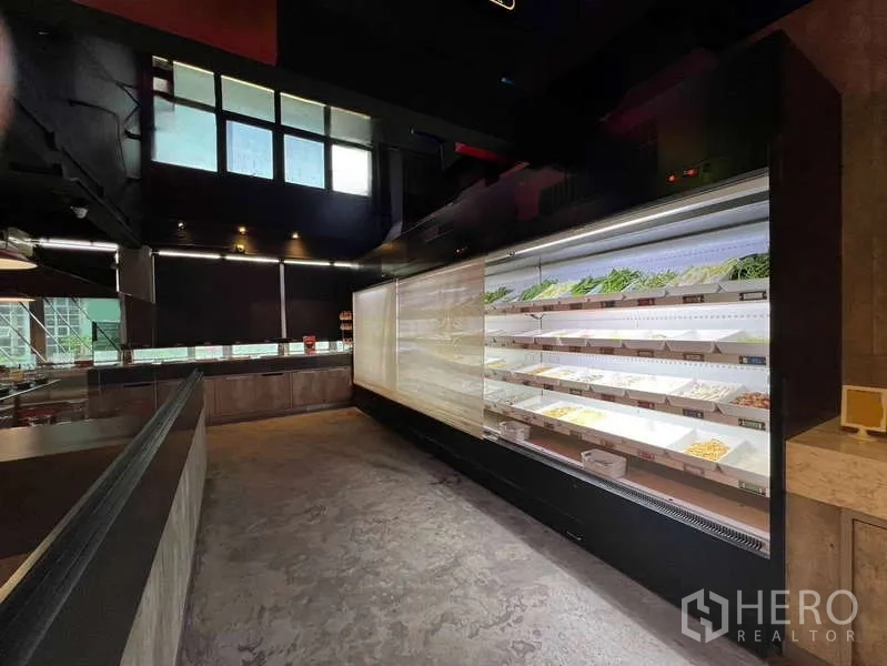 店屋 出租或出售在Khlong Toei, Bangkok - 现代卫生间，超大镜面、双洗手台与仿大理石墙面。