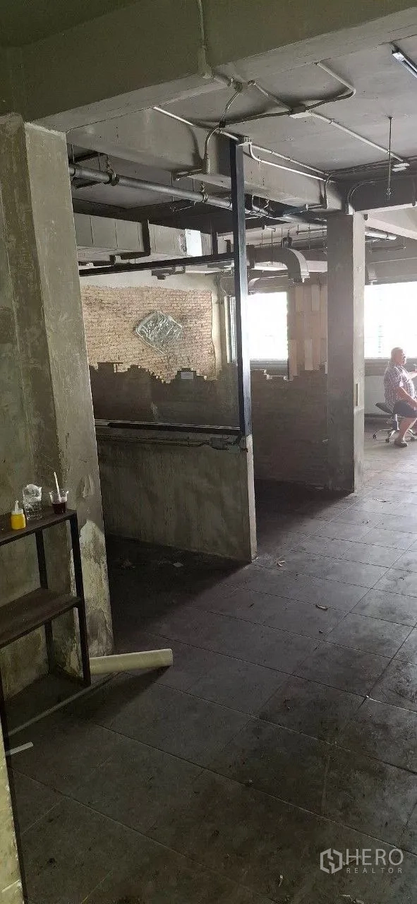 店屋 出租或出售在Watthana, Bangkok - 开放式楼层，混凝土立柱、外露通风管道与半高砖墙隔断。