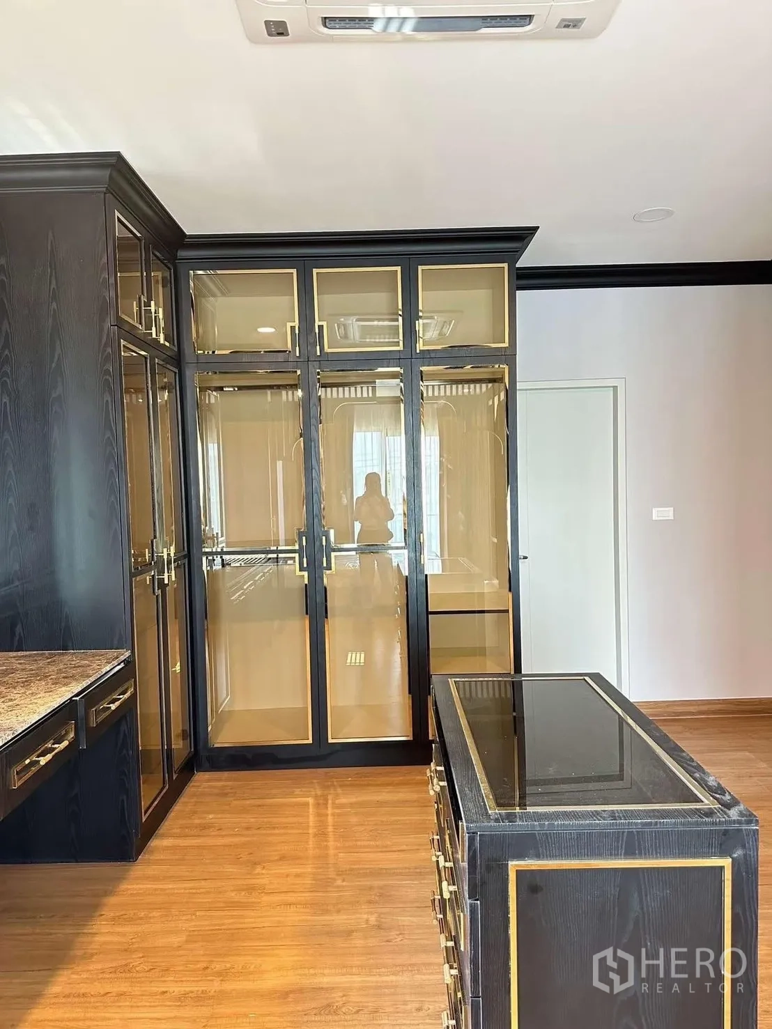บ้านเดี่ยว for rent in Bang Phli, Samut Prakan - ตู้เสื้อผ้าบานสูงเต็มผนัง กรอบทอง ในห้องแต่งตัว