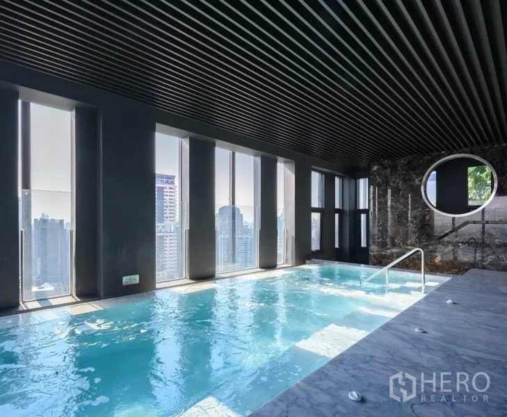 คอนโด ให้เช่าในKhlong Toei, Bangkok - สระว่ายน้ำในอาคารขอบหินอ่อน มองเห็นวิวสกายไลน์ผ่านหน้าต่างสูง