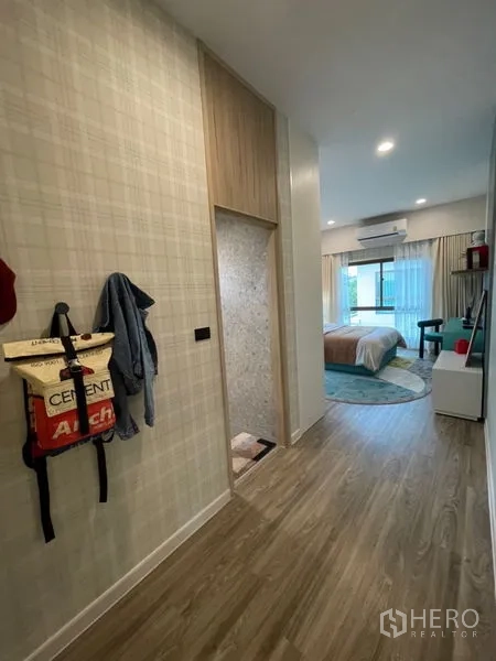 บ้าน ขายในBang Kapi, Bangkok - ห้องน้ำสมัยใหม่ มีตู้กระจกกั้นอาบน้ำ เคาน์เตอร์อ่างล้างหน้า และกระจกไฟ