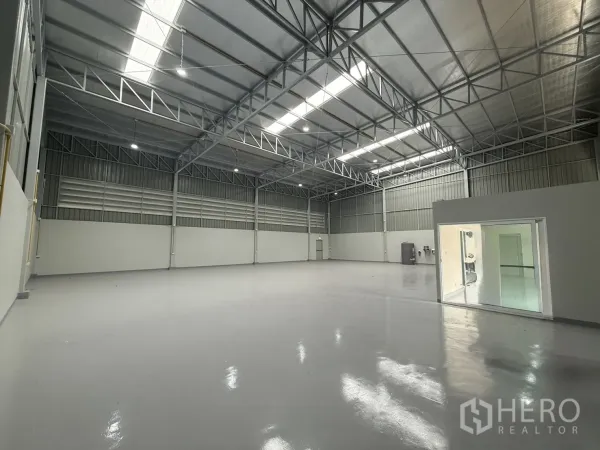 货栈 出租在Bang Khen, Bangkok - 开阔无柱空间，环氧地面与保温屋面板，多个安全出口，适合仓储与生产。