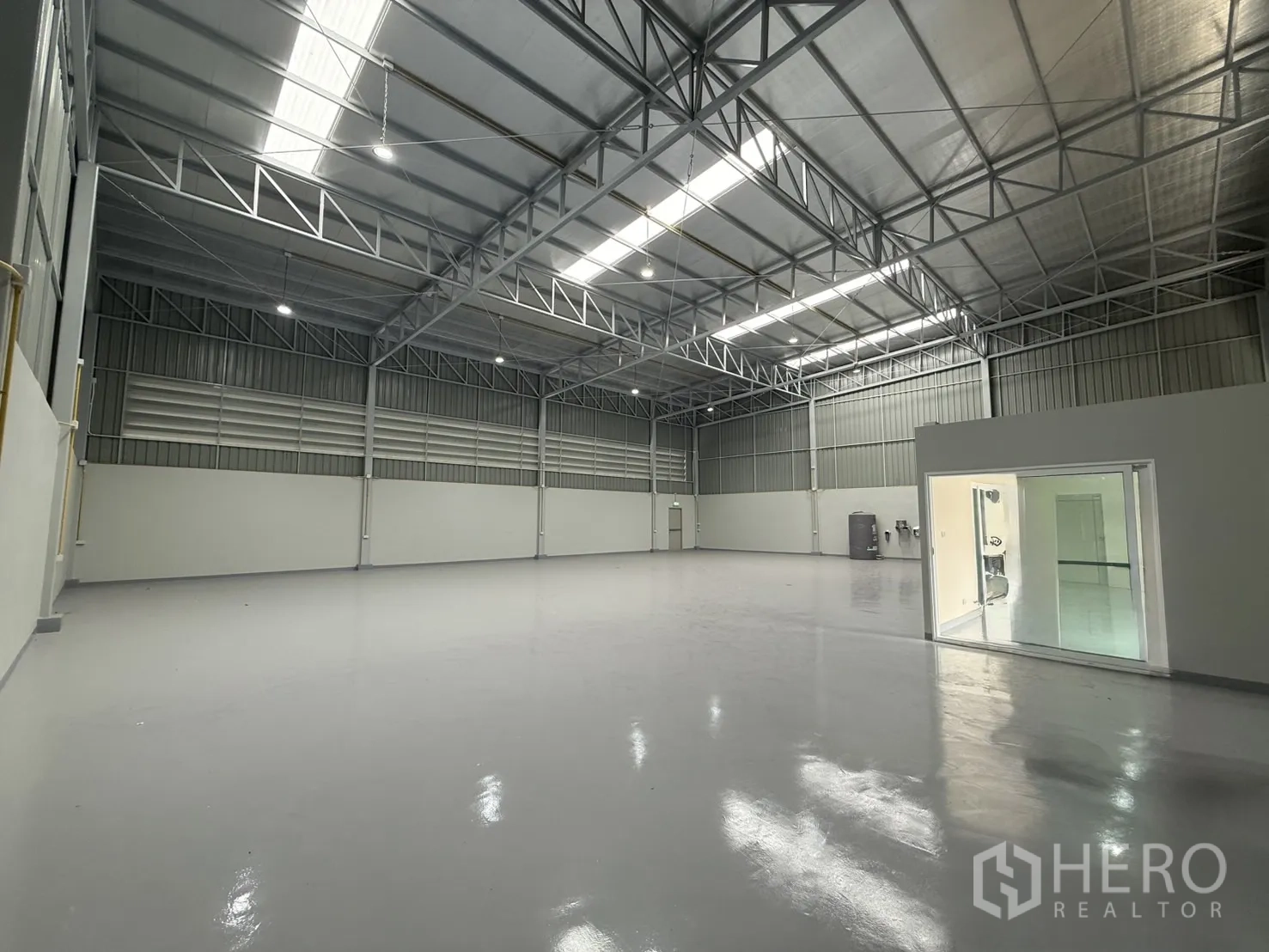 货栈 出租在Bang Khen, Bangkok - 开阔无柱空间，环氧地面与保温屋面板，多个安全出口，适合仓储与生产。