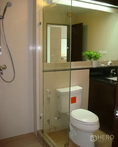 อพาร์ทเมนท์ ให้เช่าในKhlong Toei, Bangkok - ห้องน้ำสมัยใหม่พร้อมตู้กระจกอาบน้ำ โถสุขภัณฑ์ และเคาน์เตอร์อ่างล้างหน้าพร้อมกระจก