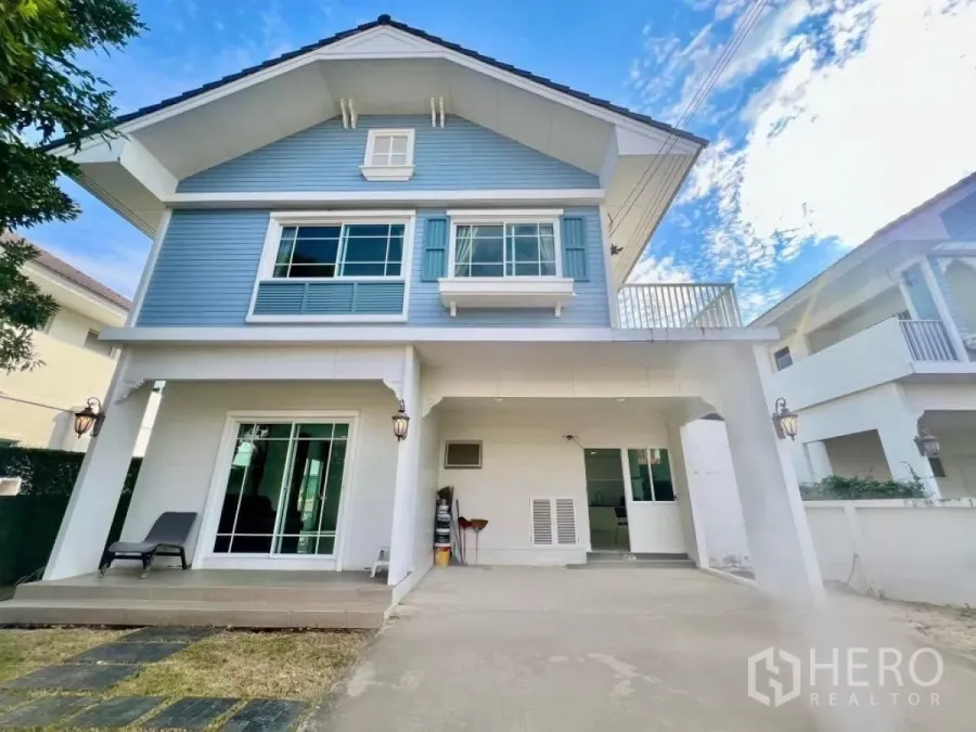 บ้าน ให้เช่าในLat Krabang, Bangkok - บ้านเดี่ยว 2 ชั้นโทนสีฟ้าพร้อมที่จอดรถในร่ม ระเบียง และเฉลียงหน้าบ้านย่านลาดกระบัง กรุงเทพฯ