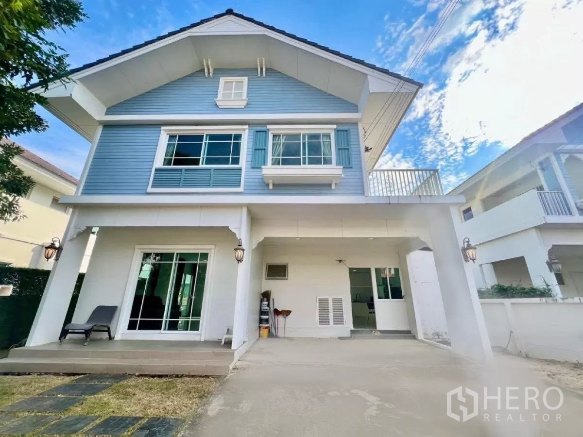 บ้าน ให้เช่าในLat Krabang, Bangkok - บ้านเดี่ยว 2 ชั้นโทนสีฟ้าพร้อมที่จอดรถในร่ม ระเบียง และเฉลียงหน้าบ้านย่านลาดกระบัง กรุงเทพฯ