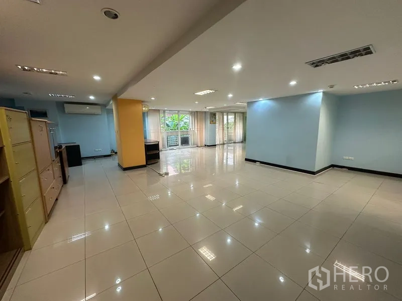 สำนักงาน ขาย - พื้นที่ทำงานแบบเปิดกว้าง พื้นเงา ไฟเพดาน และหน้าต่างติดระเบียง