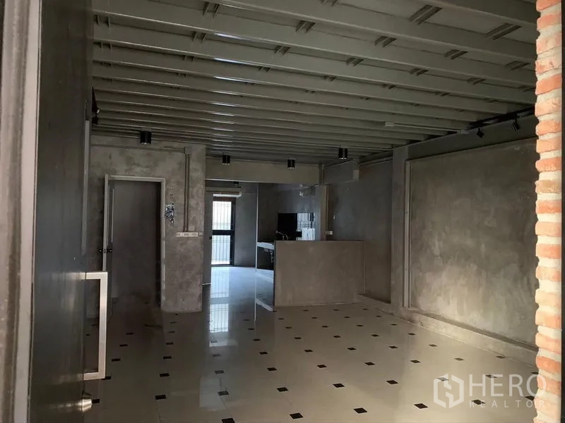 อาคารพาณิชย์ ขายในHuai Khwang, Bangkok - พื้นที่ร้านค้าชั้นล่าง พื้นเงา โครงสร้างปูนเปลือยเพดาน