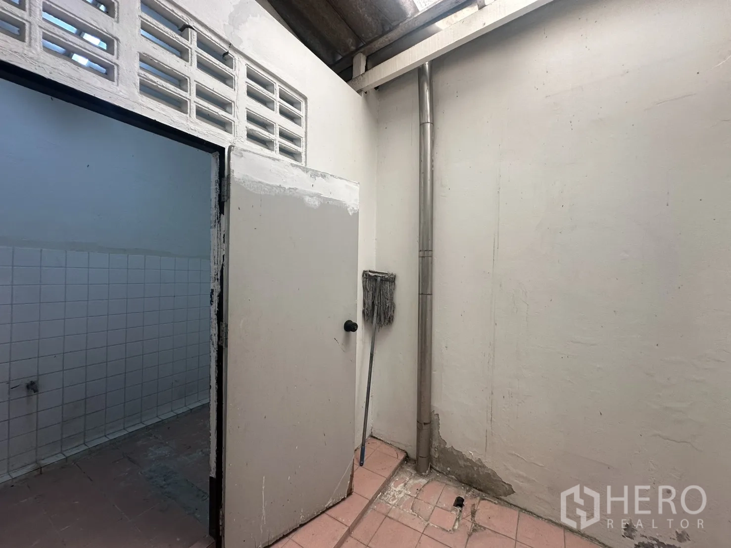 Home Office for rent in Watthana, Bangkok - Small rear service area with tiled floor and door to a utility room.