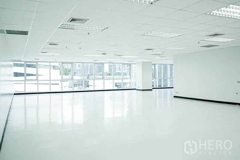 สำนักงาน ให้เช่าในWatthana, Bangkok - มุมทำงานสว่าง ผนังกระจกเต็มผืนและวิวสกายไลน์
