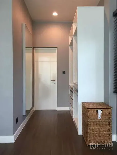 บ้าน ให้เช่าในBang Kapi, Bangkok - โถงทางเดินสว่างพร้อมกระจกเต็มตัว ตู้เสื้อผ้าแบบเปิด และพื้นไม้