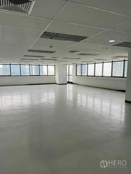 สำนักงาน ให้เช่าหรือขายในPhaya Thai, Bangkok - มุมออฟฟิศพร้อมหน้าต่างบานใหญ่ มองเห็นวิวเมือง พื้นสีขาวและไฟดาวน์ไลท์