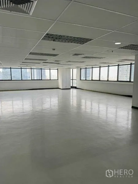 สำนักงาน ให้เช่าหรือขายในPhaya Thai, Bangkok - มุมออฟฟิศพร้อมหน้าต่างบานใหญ่ มองเห็นวิวเมือง พื้นสีขาวและไฟดาวน์ไลท์