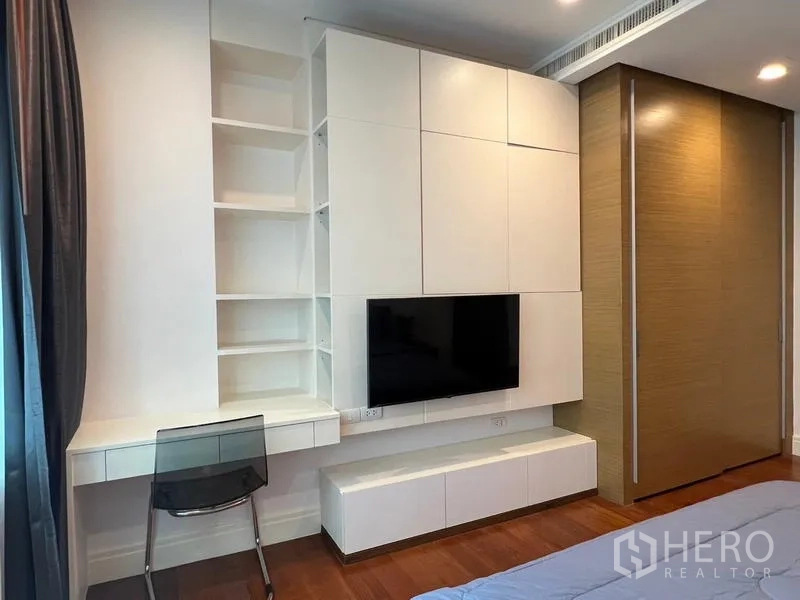 公寓 出租在Khlong Toei, Bangkok - 卧室内置书桌、置物架与推拉衣柜。