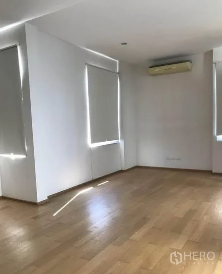 Detached House for sale in Suan Luang, Bangkok - Large bedroom with multiple windows, blinds and a wall-mounted air conditioner.