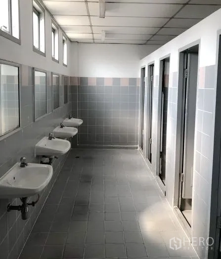 工厂 出租在Bang Pa-in, Phra Nakhon Si Ayutthaya - 整洁的员工卫生间，多个隔间与洗手盆