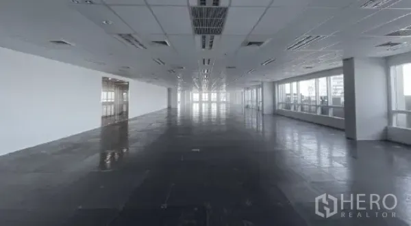 办公空间 出租 - 无柱超长楼层平面，吊顶、空调出风口与两侧窗带。