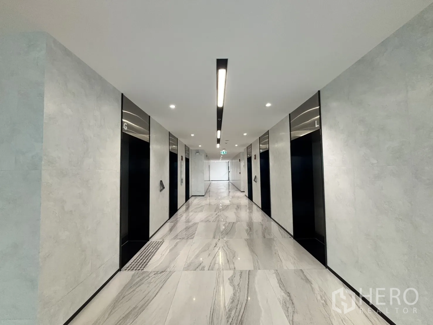 Office Space for rent in Huai Khwang, Bangkok - Contemporary elevator lobby with multiple lifts and polished stone floors.