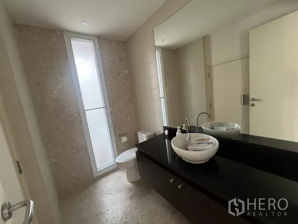 บ้าน ให้เช่าในWang Thonglang, Bangkok - ห้องน้ำสมัยใหม่ เคาน์เตอร์ยาว อ่างล้างหน้าแบบวางบน และหน้าต่างฝ้า